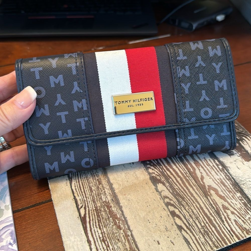 NWT Tommy Hilfiger Classic Continental Wallet